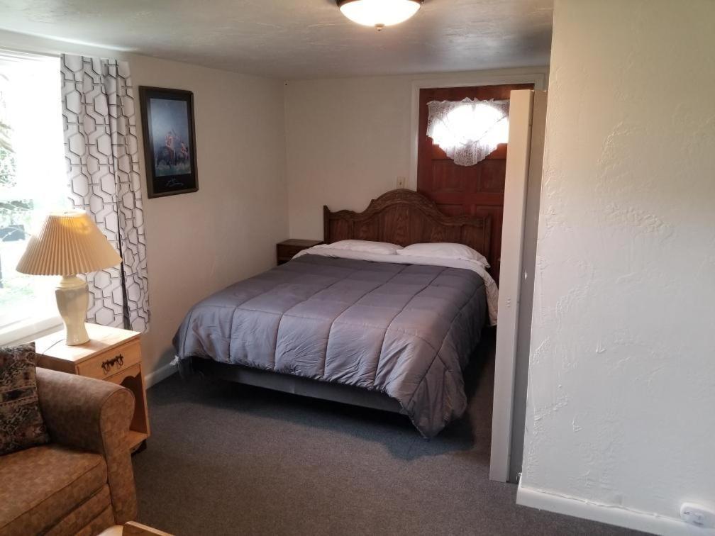 Rolling R Guest Ranch Guest House Meeker Room photo
