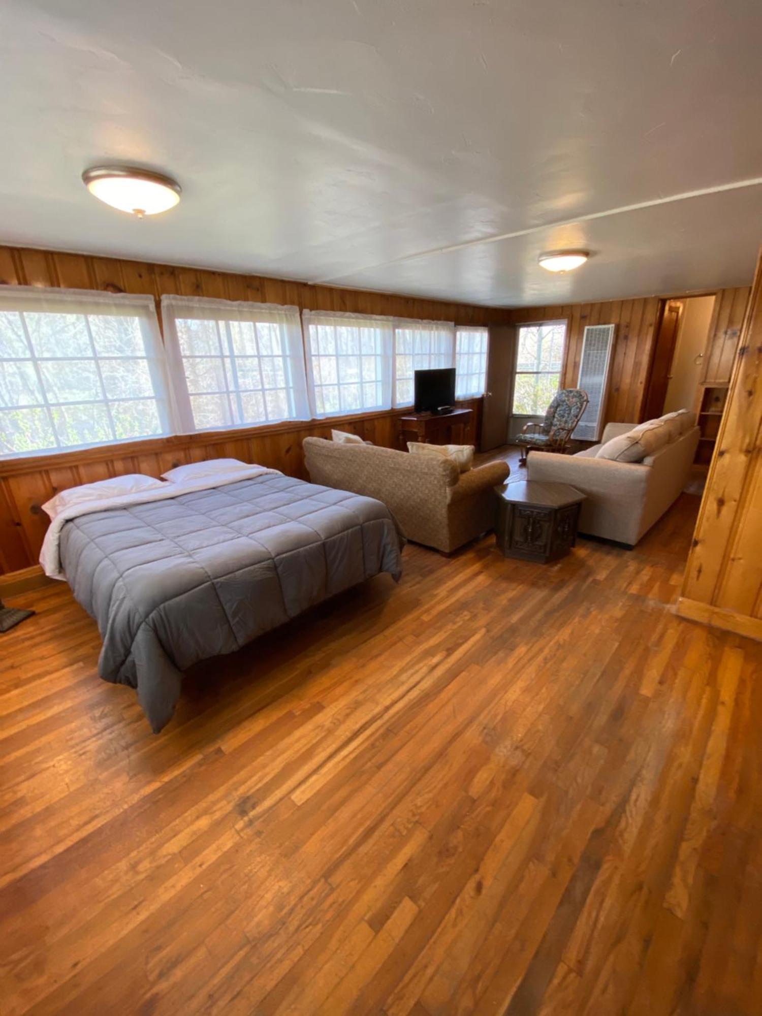Rolling R Guest Ranch Guest House Meeker Room photo
