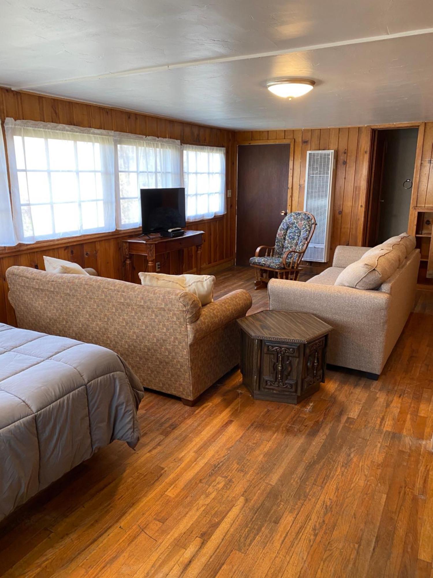 Rolling R Guest Ranch Guest House Meeker Room photo